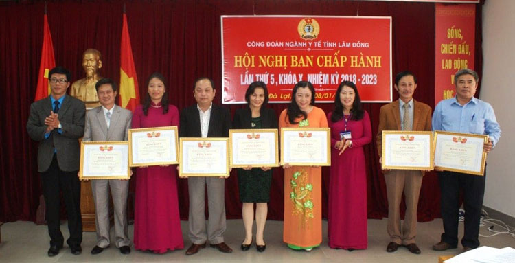Công đoàn ngành y tế Lâm Đồng khen thưởng các điển hình xuất sắc trong phong trào thi đua