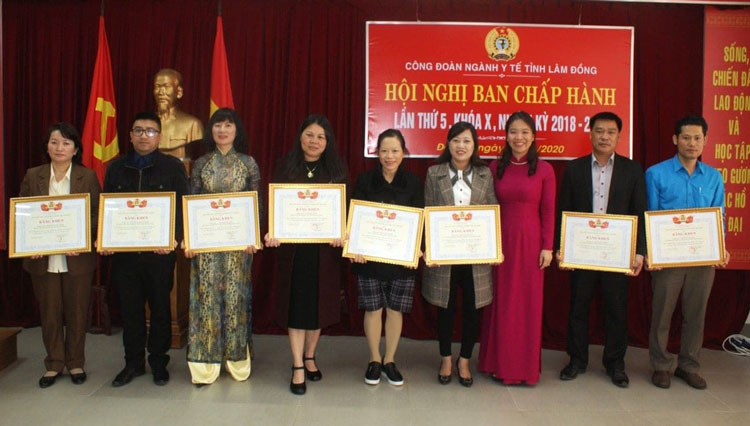 Công đoàn ngành y tế Lâm Đồng khen thưởng các điển hình tiêu biểu