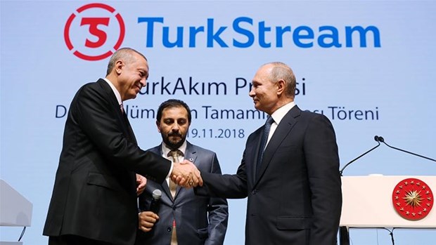 Tổng thống Nga Vladimir Putin và người đồng cấp Thổ Nhĩ Kỳ Tayyip Erdogan bắt tay nhau trong lễ khánh thành hệ thống đường ống dẫn khí đốt tới nam châu Âu