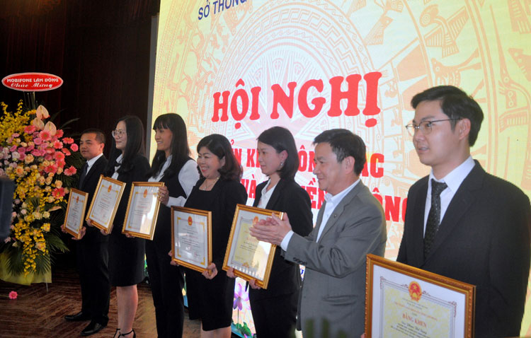 Phó Chủ tịch UBND tỉnh Lâm Đồng Phan Văn Đa tặng Bằng khen cho các cá nhân và tập thể