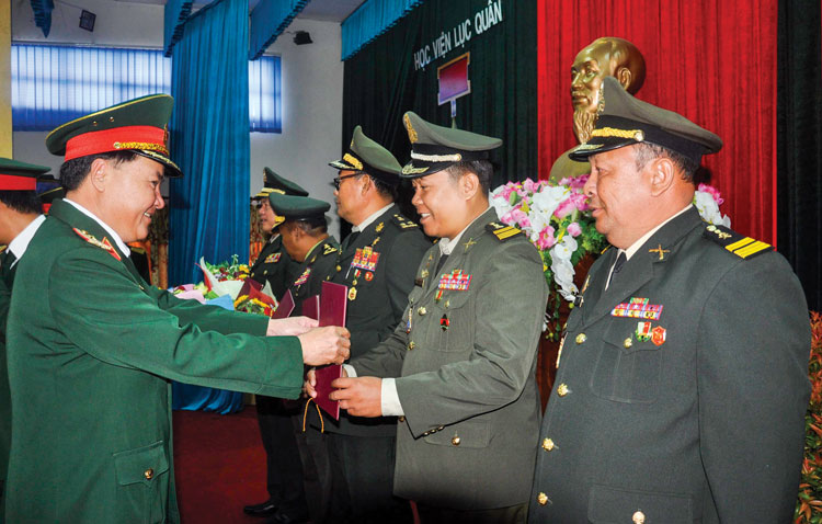 Thiếu tướng Hoàng Văn Minh trao bằng Tiến sĩ cho các sỹ quan Quân đội Hoàng gia Campuchia