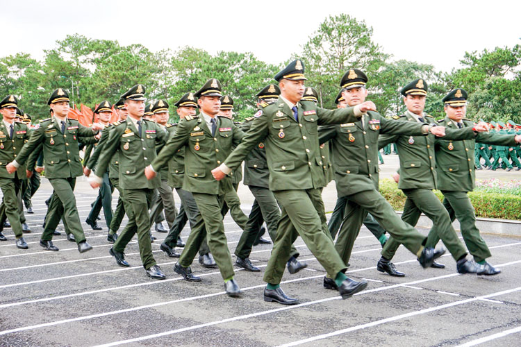 Các học viên quốc tế tại Học viện Lục quân tham gia duyệt đội ngũ