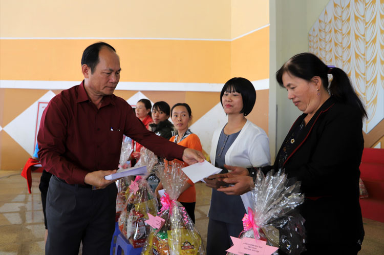 Tặng quà tết cho công nhân, viên chức và lao động nghèo tại TP Bảo Lộc. Ảnh: K.Phúc