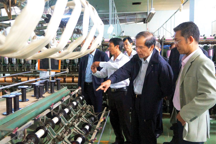 Bí thư Tỉnh ủy Lâm Đồng Nguyễn Xuân Tiến thăm cơ sở sản xuất tơ tằm tại Bảo Lộc. Ảnh: T.Chu