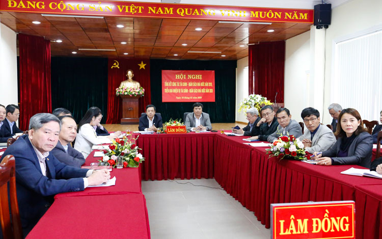 Ông Đoàn Văn Việt - Chủ tịch UBND tỉnh Lâm Đồng dự và điều hành tại điểm cầu Lâm Đồng. Ảnh: C.PHONG