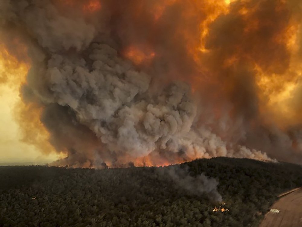 Cháy rừng bùng phát trở lại, Australia hối thúc người dân tiếp tục sơ tán
