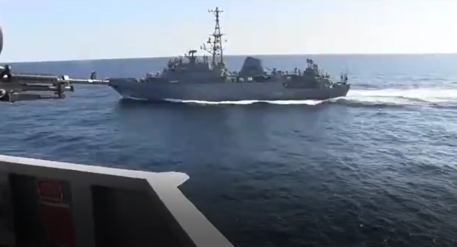 Hình ảnh từ video cho thấy một tàu hải quân Nga di chuyển sát khu trục hạm Mỹ USS Farragut