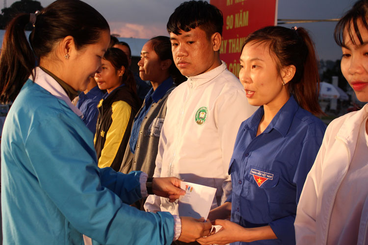 Chị Trần Thị Chúc Quỳnh – Bí thư Tỉnh Đoàn trao quà cho học sinh, sinh viên có hoàn cảnh khó khăn