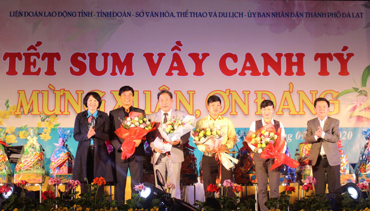 Bà Phạm Thị Phúc - Chủ tịch Liên đoàn Lao động tỉnh và ông Phan Văn Đa - Phó Chủ tịch UBND tỉnh tặng hoa cho các nhà tài trợ