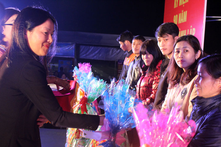 Bà Trần Thị Vũ Loan - Phó Chủ tịch UBND TP Đà Lạt trao quà cho đoàn viên, công nhân, viên chức, người lao động có hoàn cảnh khó khăn