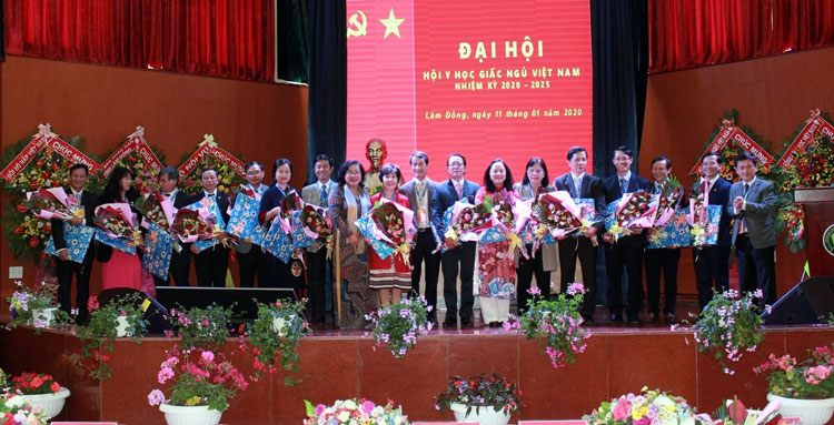 Phó Chủ tịch UBND tỉnh Phan Văn Đa tặng hoa cho các thành viên Ban vận động thành lập Hội Y học Giấc ngủ Việt Nam