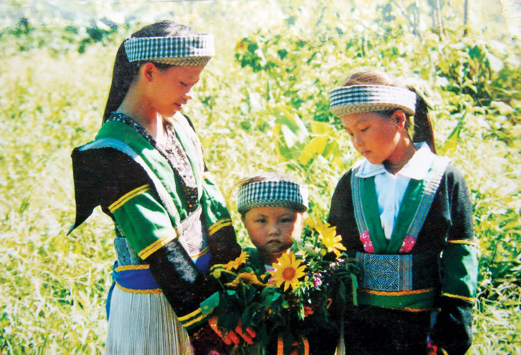Một thế hệ người Mông sinh ra trên đất mới Tây Nguyên. Ảnh: Mai Văn Bảo