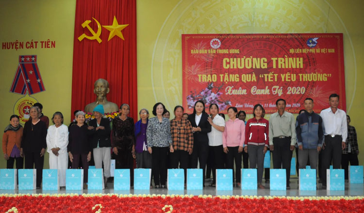 Đồng chí Trương Thị Mai - Ủy viên Bộ Chính trị, Bí thư Trung ương Đảng, Trưởng Ban Dân vận Trung ương trao quà cho gia đình chính sách, hộ nghèo và học sinh có hoàn cảnh khó khăn