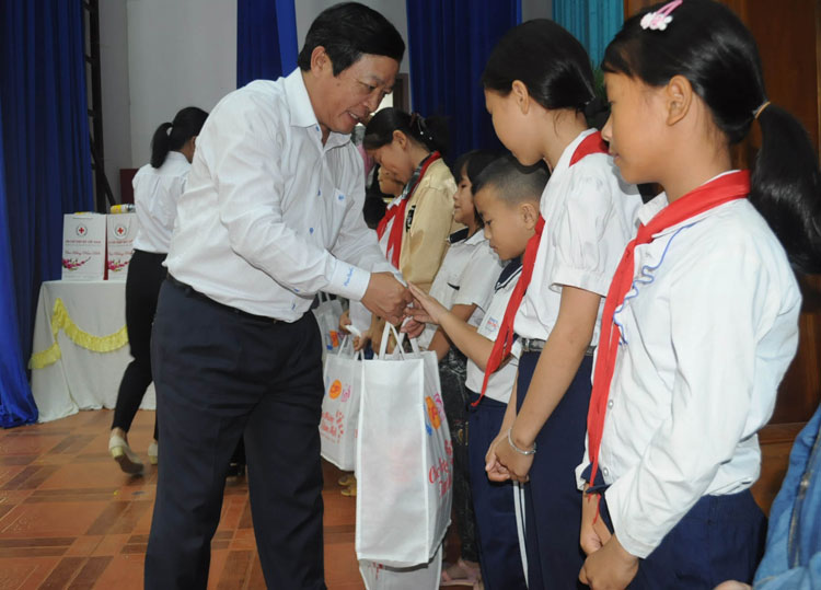 Chủ tịch UBND tỉnh Lâm Đồng Đoàn Văn Việt trao quà cho học sinh nghèo vượt khó