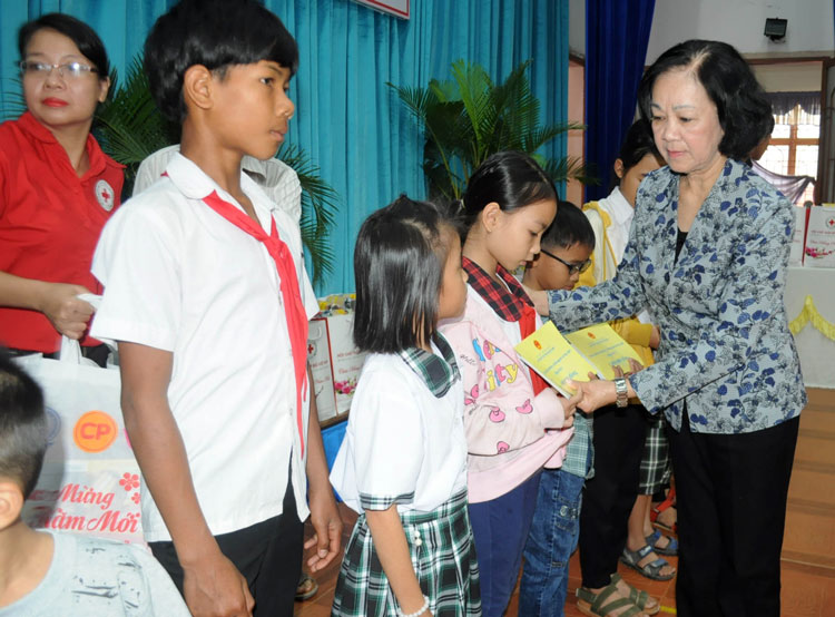 Đồng chí Trương Thị Mai và đồng chí Nguyễn Thị Thu Hà trao tiền hỗ trợ Mô hình sinh kế cho đại diện tổ hợp tác tại Cát Tiên