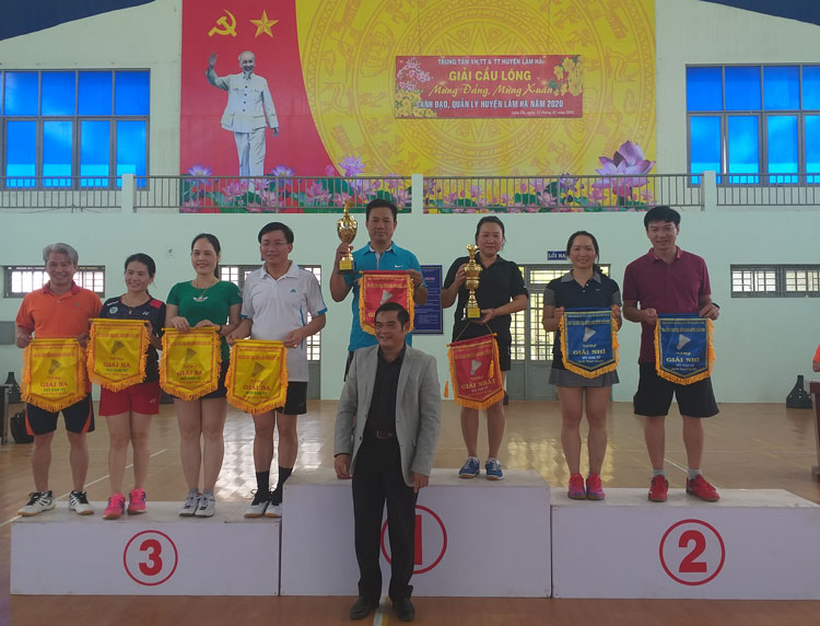 Đồng chí Hà Văn Thuận - Phó Bí thư Huyện ủy, Chủ tịch HĐND  huyện Lâm Hà trao giải cho các vận động viên ở nội dung đôi nam nữ