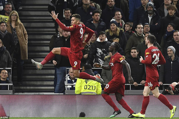 Firmino ăn mừng bàn thắng cho Liverpool