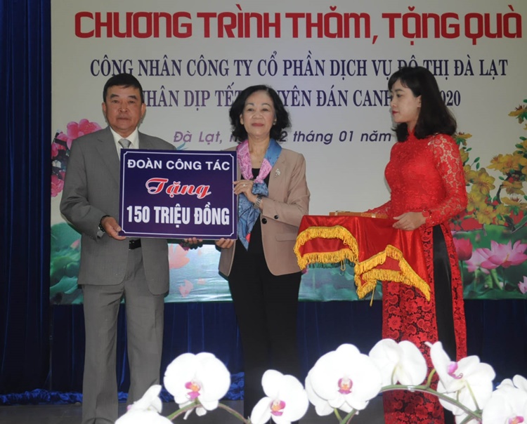 Đồng chí Trương Thị Mai thay mặt đoàn công tác trao 150 triệu đồng cho Công ty cổ phần Dịch vụ Đô thị Đà Lạt