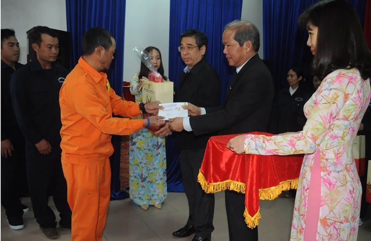 Đồng chí Nguyễn Xuân Tiến trao quà cho công nhân