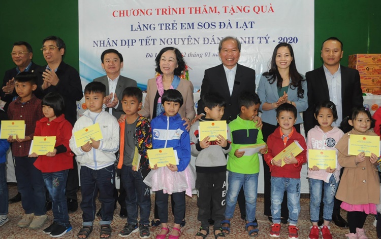 Đồng chí Nguyễn Xuân Tiến trao quà cho nhân viên Làng trẻ em SOS Đà Lạt