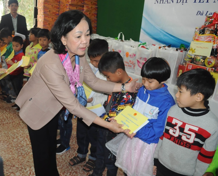 Đồng chí Trương Thị Mai trào quà cho các em nhỏ Làng trẻ em SOS Đà Lạt
