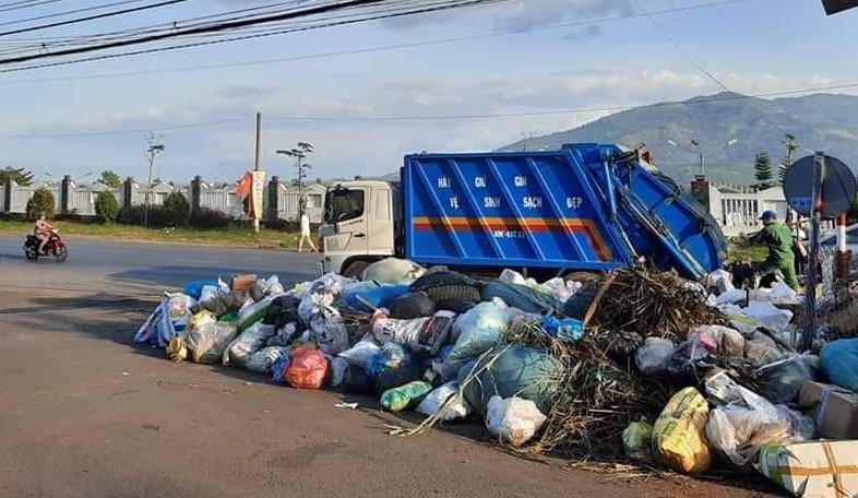 Ngày 12/1/2020, công tác thu gom rác thải sinh hoạt trên địa bàn thành phố Bảo Lộc vẫn đang tiếp tục được triển khai