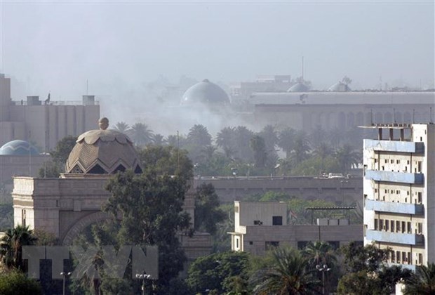 Khói bốc lên từ Vùng Xanh ở trung tâm Baghdad sau một vụ tấn công bằng rocket