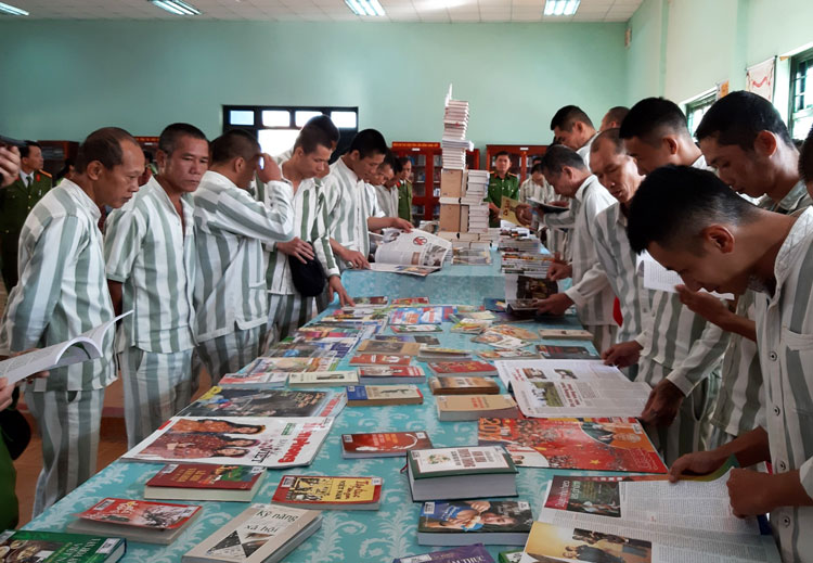 Phạm nhân Trại giam Đại Bình tham gia đọc sách báo, tạp chí tại Hội báo Xuân Canh Tý 2020