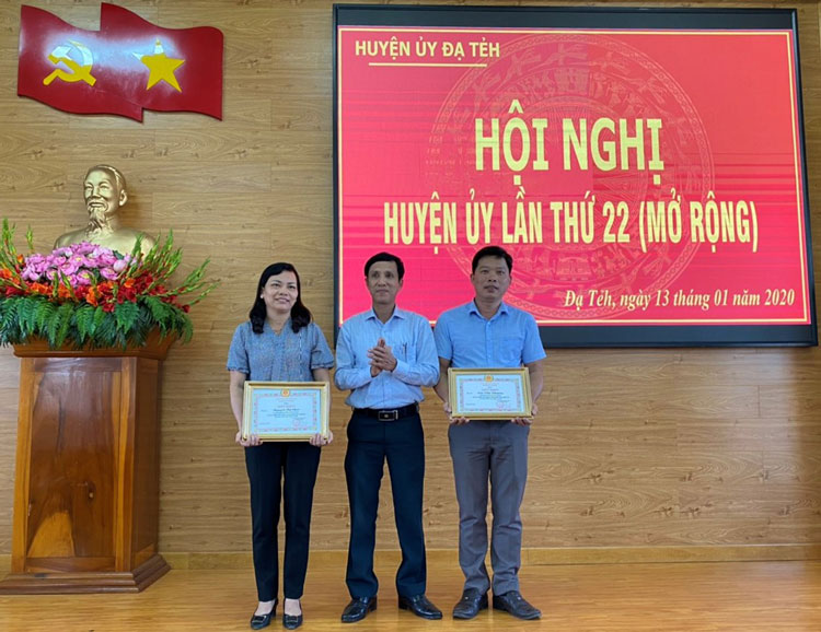 Đồng chí Nguyễn Mạnh Việt - Phó Bí thư Huyện ủy Đạ Tẻh trao giấy khen cho các đảng viên hoàn thành xuất sắc nhiệm vụ 5 năm liên tục