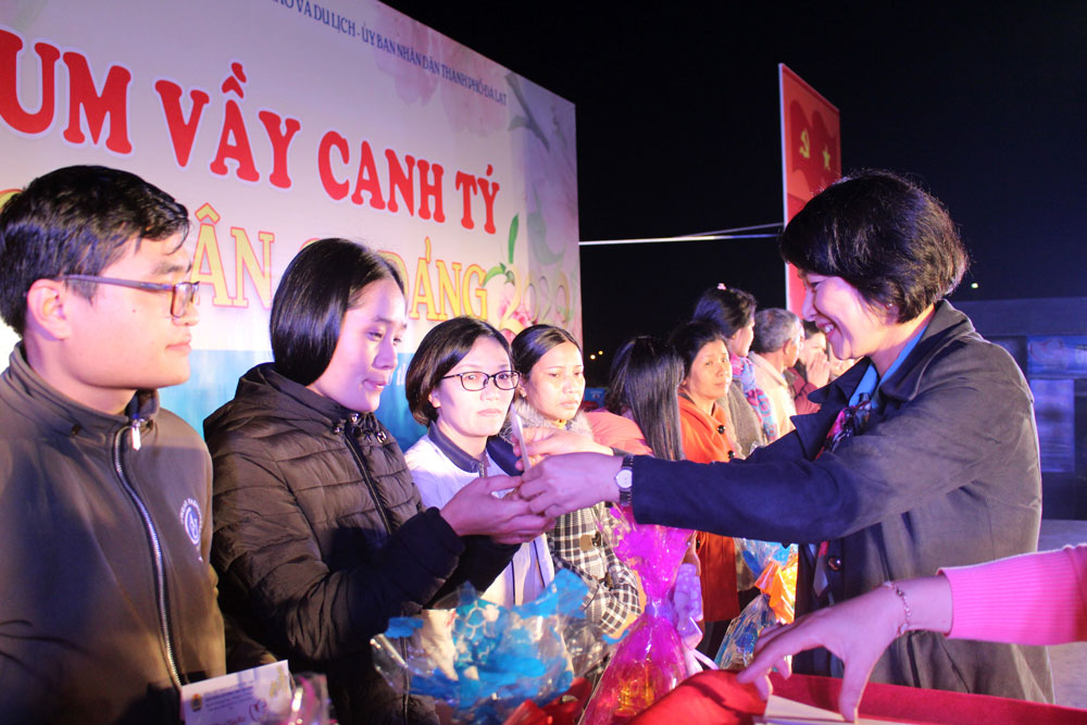 Bà Phạm Thị Phúc - TUV, Chủ tịch LĐLĐ tỉnh trao quà cho đoàn viên, CNVCLĐ có hoàn cảnh khó khăn