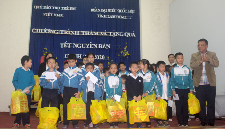 Đoàn ĐBQH đơn vị tỉnh Lâm Đồng thăm tặng quà, động viên các em lớp học tình thương Donbosco