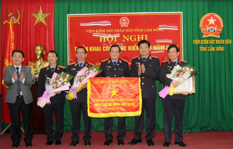 Viện KSND tối cao tặng Cờ thi đua Đơn vị xuất sắc trong phong trào thi đua năm 2019 cho Viện KSND tỉnh Lâm Đồng