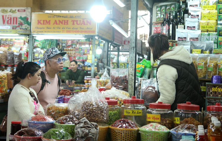 Hơn 100 quầy hàng đặc sản ở chợ Đà Lạt hiện chủ yếu phục vụ nhu cầu của khách du lịch