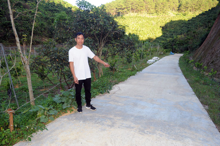 Con đường bê tông lối xóm do nhân dân Mê Linh đóng góp xây dựng trên địa bàn
