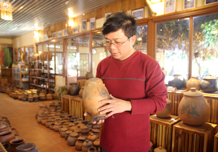 Cha Trần Quốc Hưng Long - Chánh xứ Nhà thờ Ka Đơn tâm huyết với những sản phẩm gốm Chu Ru từ thôn Krăng Gọ 2