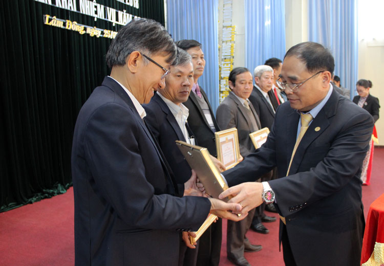 Bí thư Đảng ủy Khối Các cơ quan tỉnh Vũ Kim Sinh tặng giấy khen cho các tổ chức cơ sở đảng đạt danh hiệu “Trong sạch vững mạnh tiêu biểu” năm 2018. Ảnh: N.Ngà