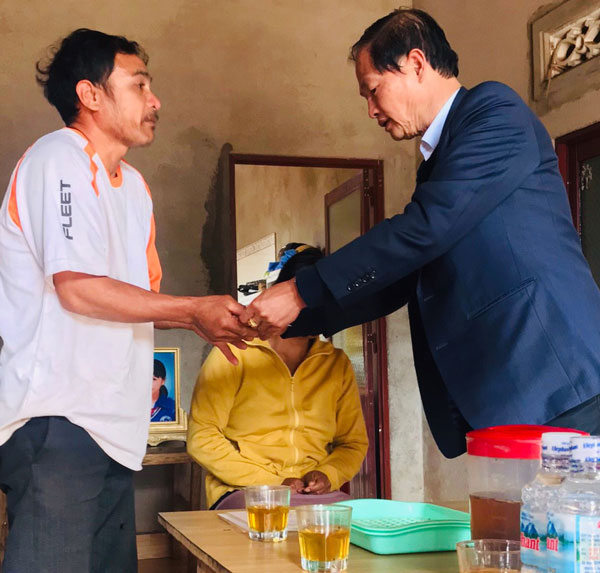 Chủ tịch Ủy ban MTTQVN tỉnh Lâm Đồng Nguyễn Trọng Ánh Đông trực tiếp thăm hỏi, động viên và hỗ trợ 10 triệu đồng cho gia đình ông Tho My
