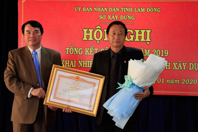 Đồng chí Phạm S, Phó Chủ tịch UBND tỉnh trao Bằng khen của Thủ tướng Chính phủ cho ông Nguyễn Văn Hùng - Trưởng phòng Phát triển đô thị và hạ tầng kỹ thuật Sở xây dựng