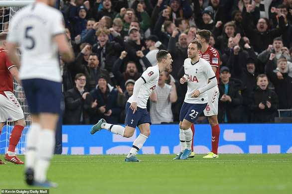 Lo Celso ăn mừng bàn mở tỉ số cho Tottenham