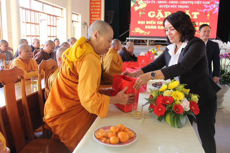 Đồng chí Phạm Thị Thanh Thúy - Phó Chủ tịch UBND huyện Đức Trọng trao quà cho các chức sắc tôn giáo