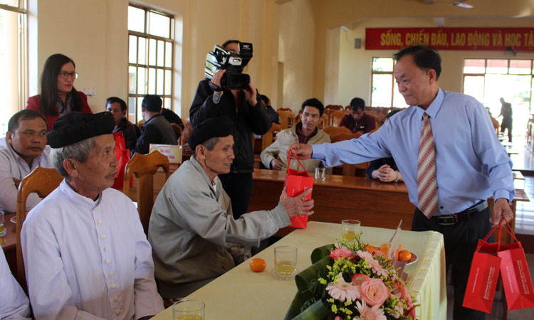 Đồng chí  Lê Hồng Khánh - Phó Bí thư Huyện ủy Đức Trọng trao quà cho các chức sắc tôn giáo