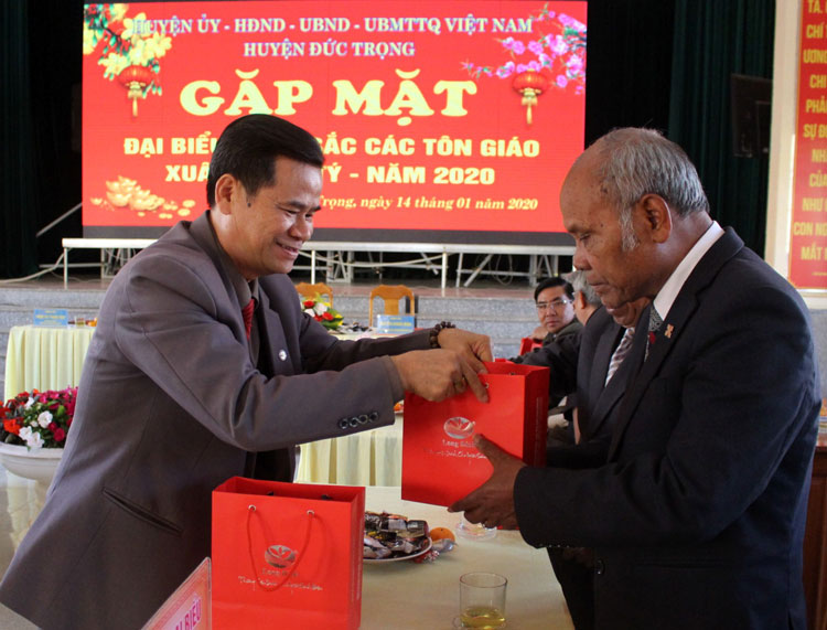 Đồng chí Nguyễn Quang Minh - Chủ tịch HĐND huyện Đức Trọng trao quà cho các chức sắc tôn giáo