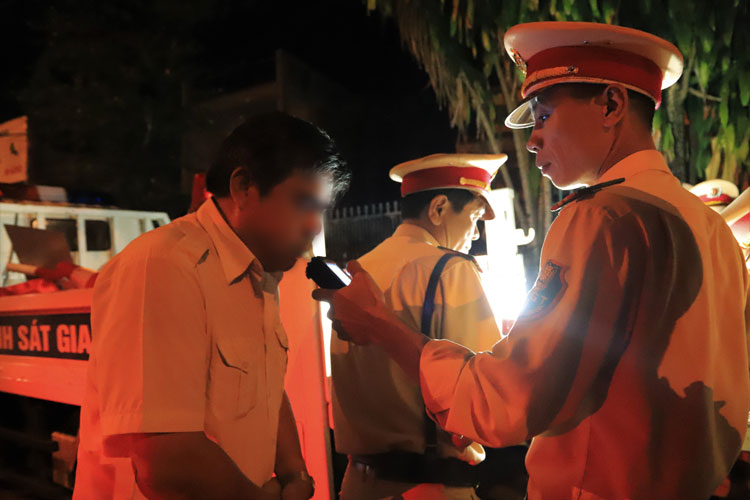 Cảnh sát Giao thông Công an TP Bảo Lộc kiểm tra nồng độ cồn người điều khiển phương tiện giao thông
