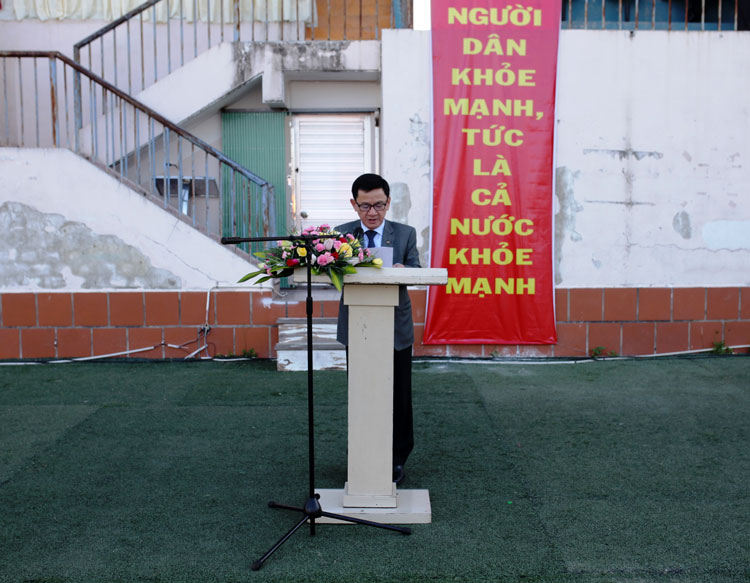 Đồng chí Phan Văn Đa - Tỉnh ủy viên - Phó Chủ tịch UBND tỉnh Lâm Đồng - Trưởng Ban chỉ đạo Hội khỏe Phù Đổng toàn tỉnh lần thứ X phát biểu tại Lễ khai mạc