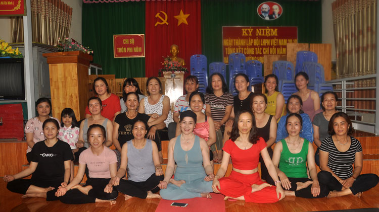 Cô giáo Võ Thị Thái Nguyên (áo đỏ, thứ ba từ phải qua hàng đầu tiên) cùng các học viên trong lớp buổi tối. Ảnh: Gia Khánh