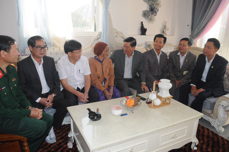 Phó Bí thư Tỉnh ủy Lâm Đồng thăm, tặng quà tết tại các địa phương