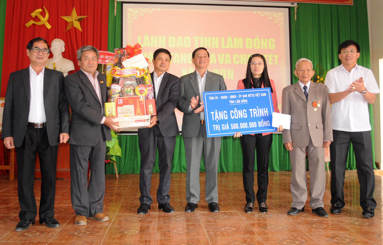 Đồng chí Trần Đức Quận cùng đoàn công tác tặng quà và công trình trị giá 500 triệu đồng cho xã Đạ Đờn (Lâm Hà)