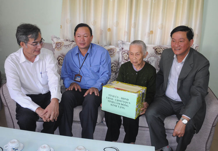 Đồng chí Trần Đức Quận tặng quà cho gia đình chính sách tại xã Ka Đô huyện Đơn Dương