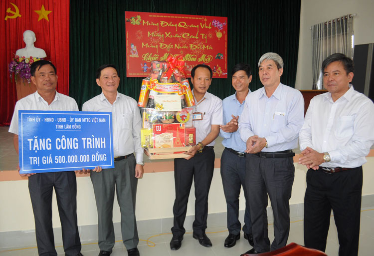 Đồng chí Trần Đức Quận thay mặt đoàn công tác tặng quà và công trình trị giá 500 triệu đồng cho xã Đạ Rsal huyện Đam Rông