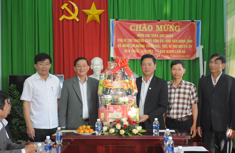 Đồng chí Trần Đức Quận tặng quà tết cho Ban quản lý rừng phòng hộ huyện Lâm Hà